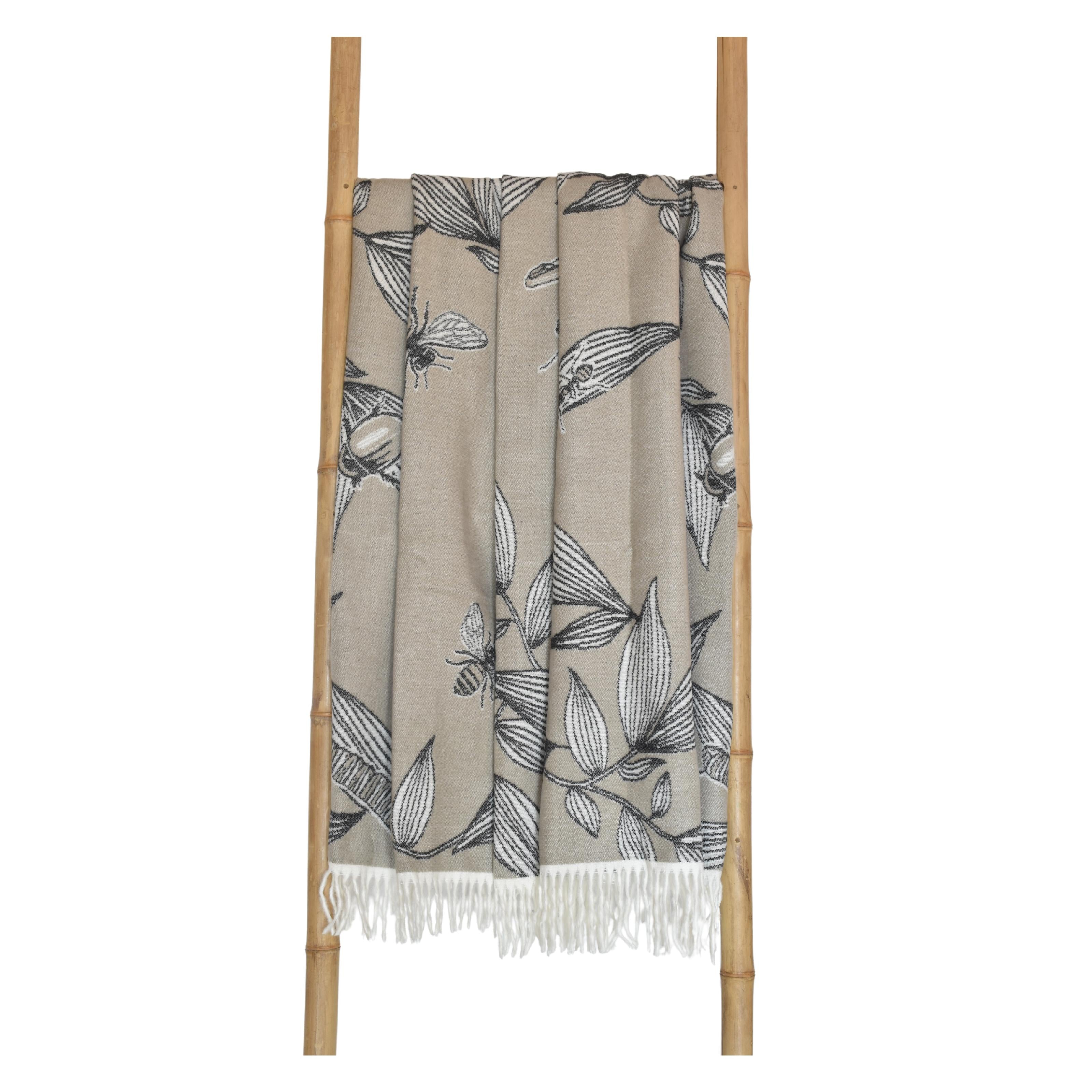 Entomology cobblestone/black throw