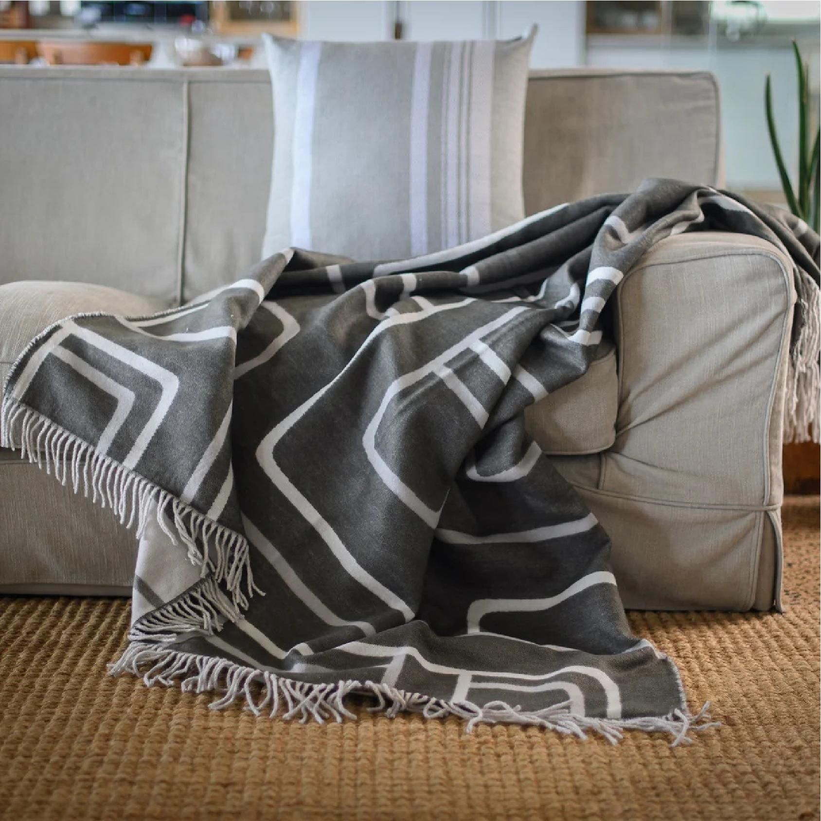 Thula thula steel/wild dove line throw